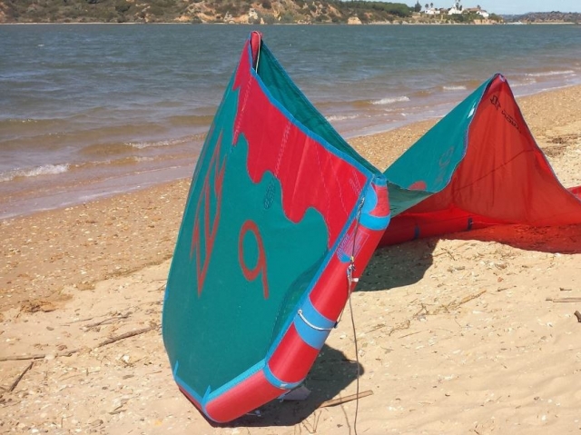 Cometa desplegada en la playa